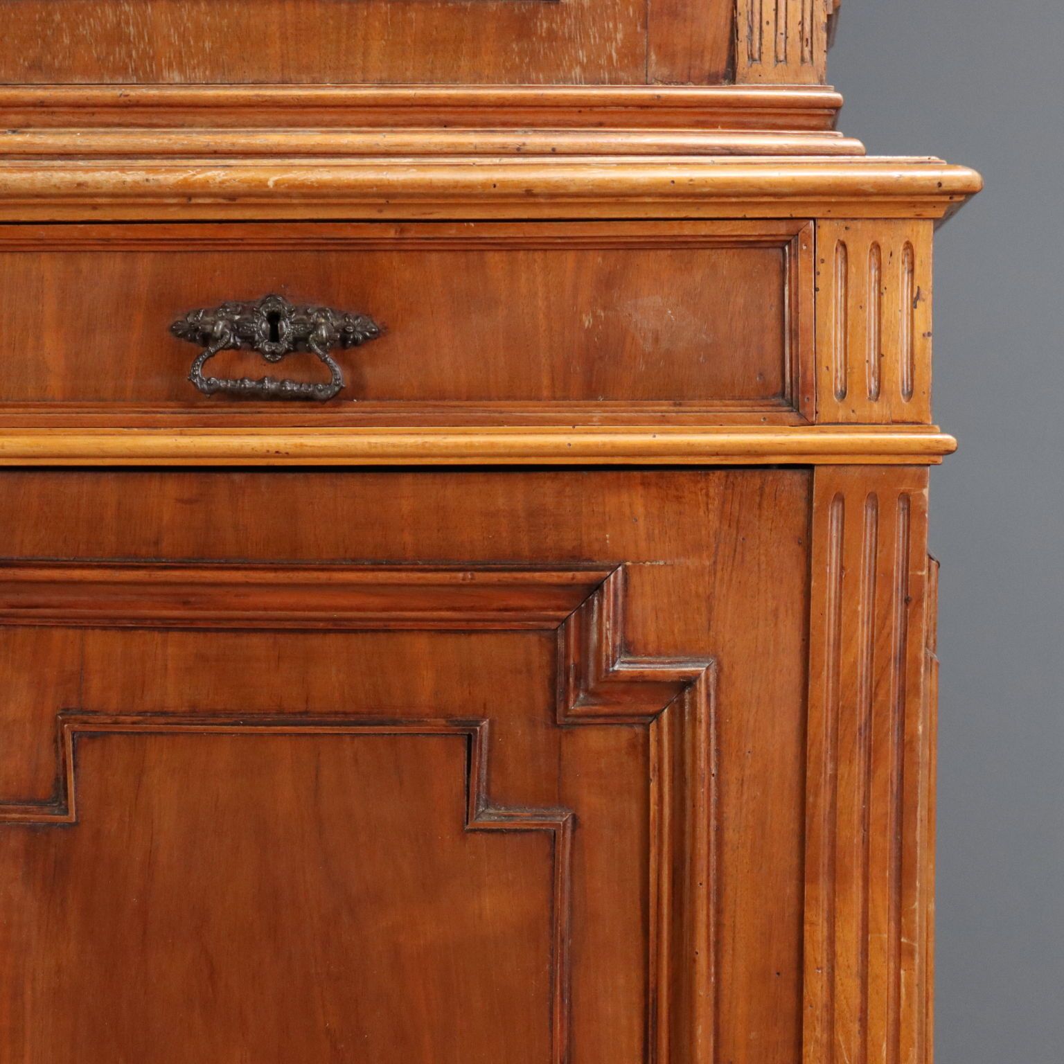 Walnoothouten Dressoir Met Glazen Vitrinekast photo vintage