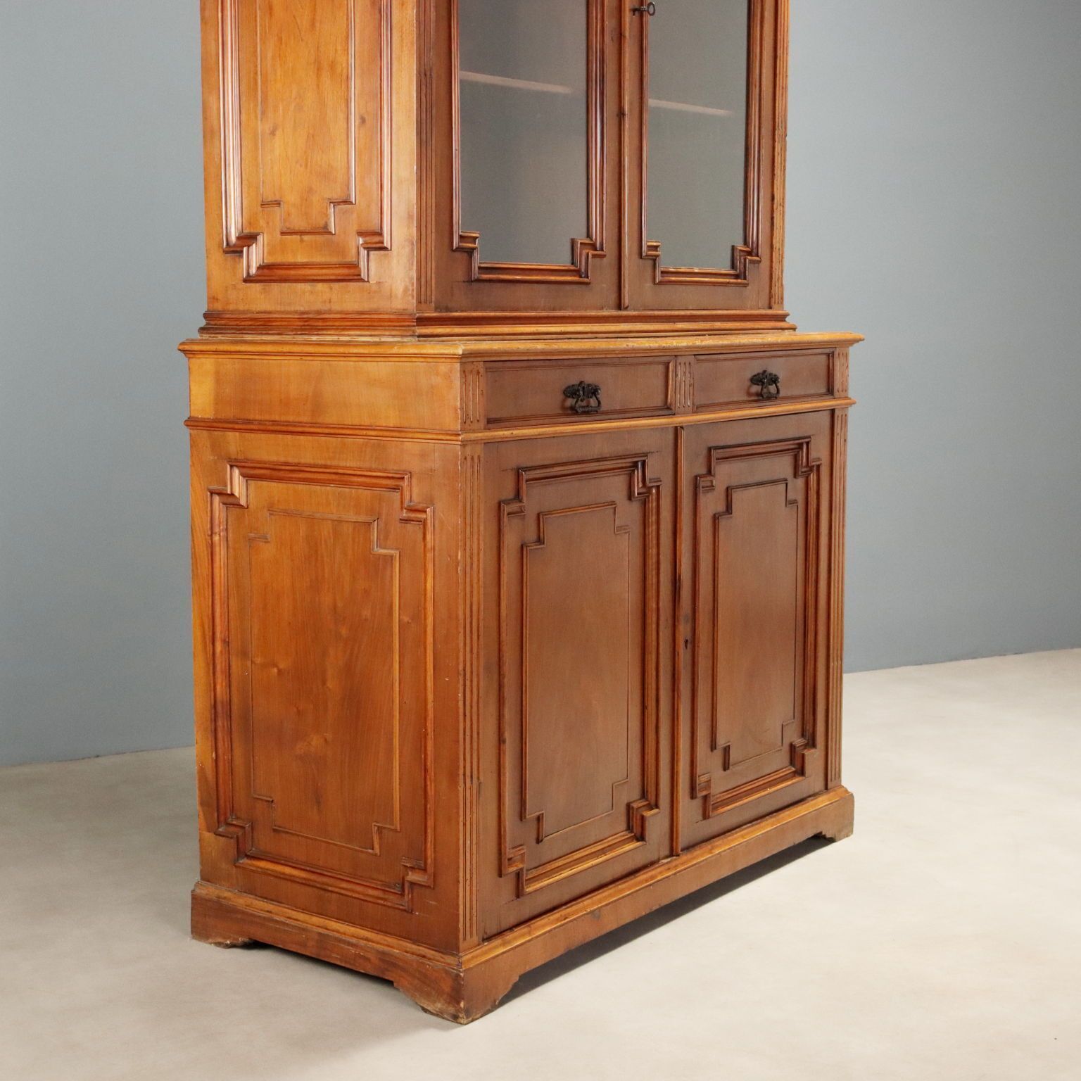 photo vinterior Walnoothouten Dressoir Met Glazen Vitrinekast