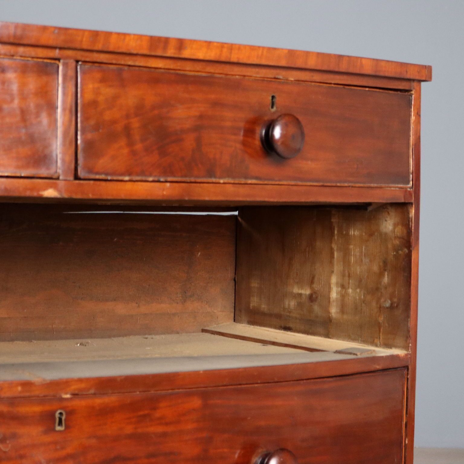 photo furniture Mahonie Ladekast Met Esdoorn En Ebbenhout Inlegwerk