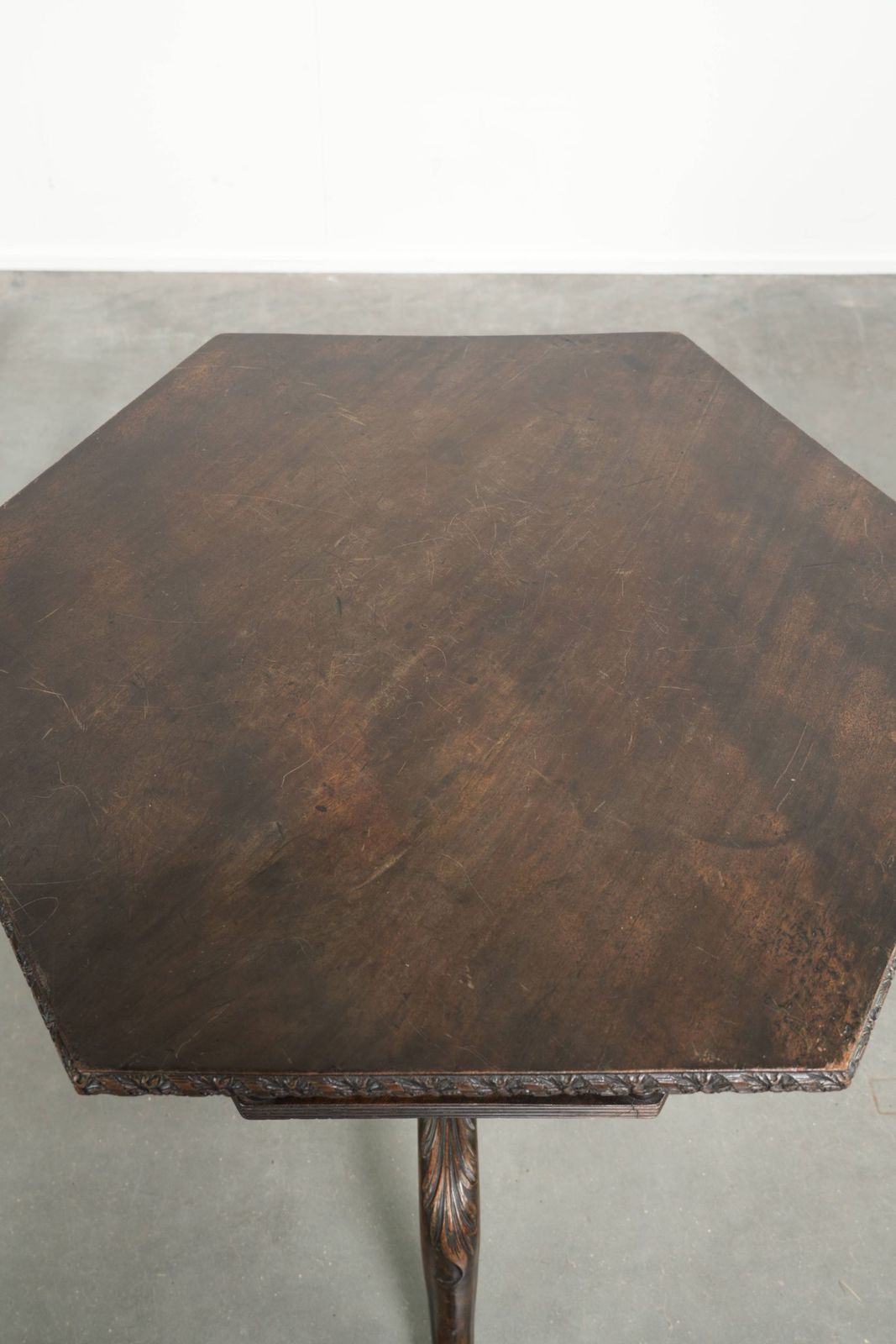 Antiek Houten Engelse Draaibare Boekenstandaard/Bijzettafel uit de 19e Eeuw met Zeshoekig Tafelblad photo Meubels