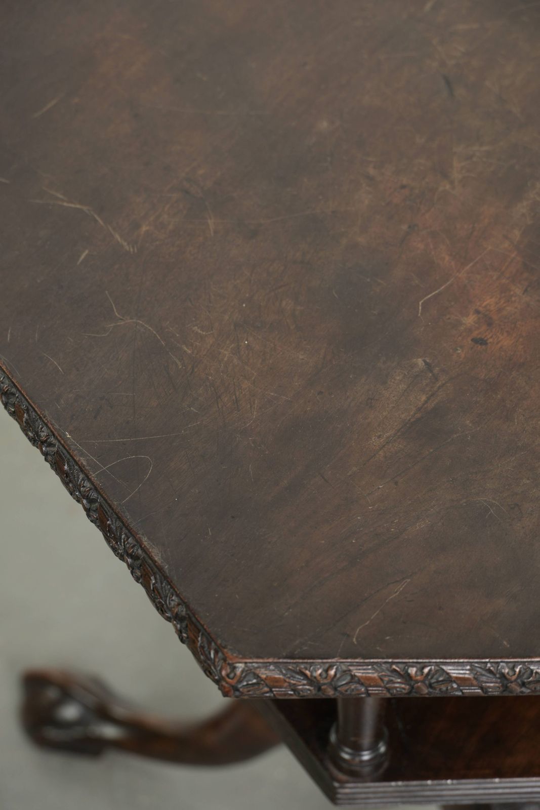 photo furniture Antiek Houten Engelse Draaibare Boekenstandaard/Bijzettafel uit de 19e Eeuw met Zeshoekig Tafelblad