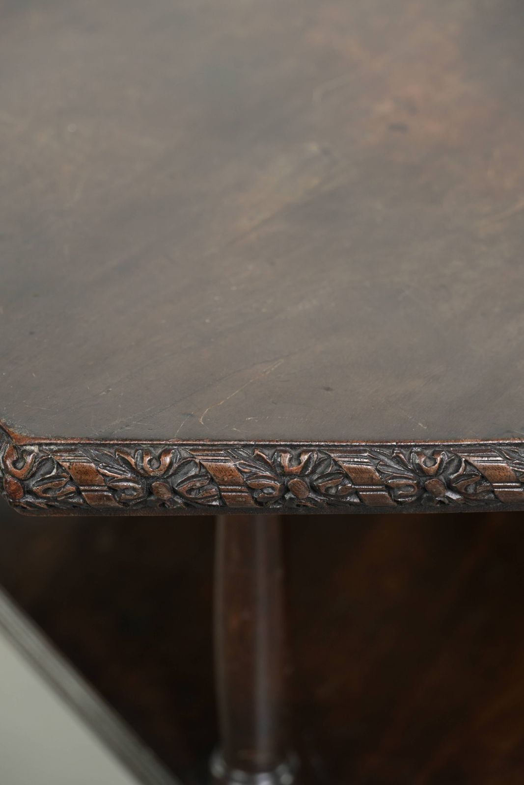 760.0 Antiek Houten Engelse Draaibare Boekenstandaard/Bijzettafel uit de 19e Eeuw met Zeshoekig Tafelblad photo