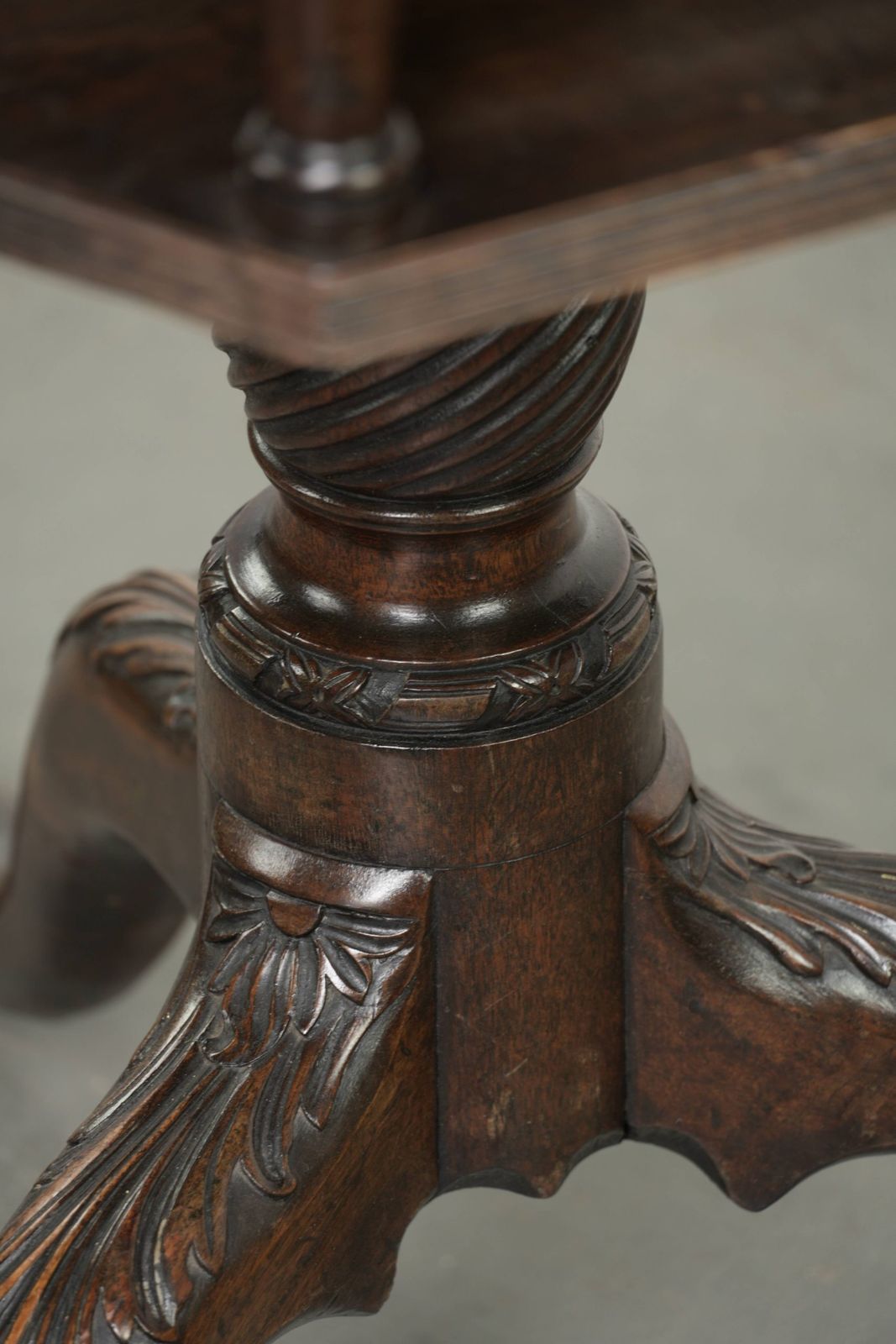 photo vintage Antiek Houten Engelse Draaibare Boekenstandaard/Bijzettafel uit de 19e Eeuw met Zeshoekig Tafelblad
