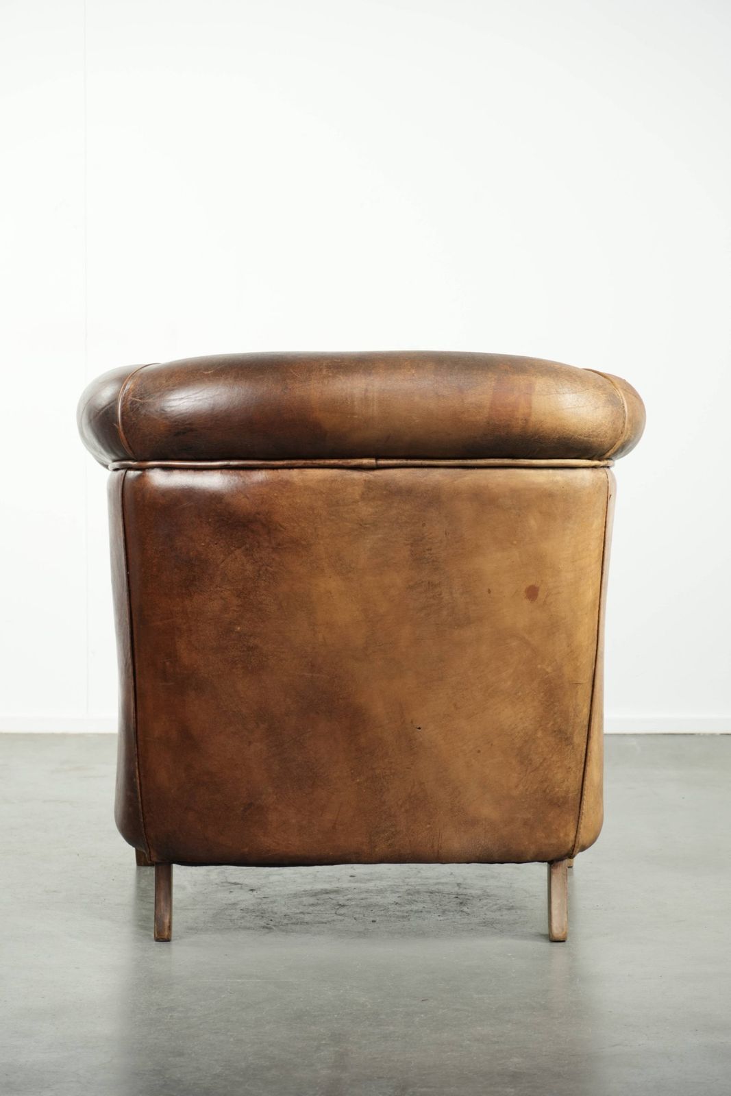 Stevige en aantrekkelijke vintage schapenvacht club fauteuil met mooie patina en warme kleuren photo Meubels