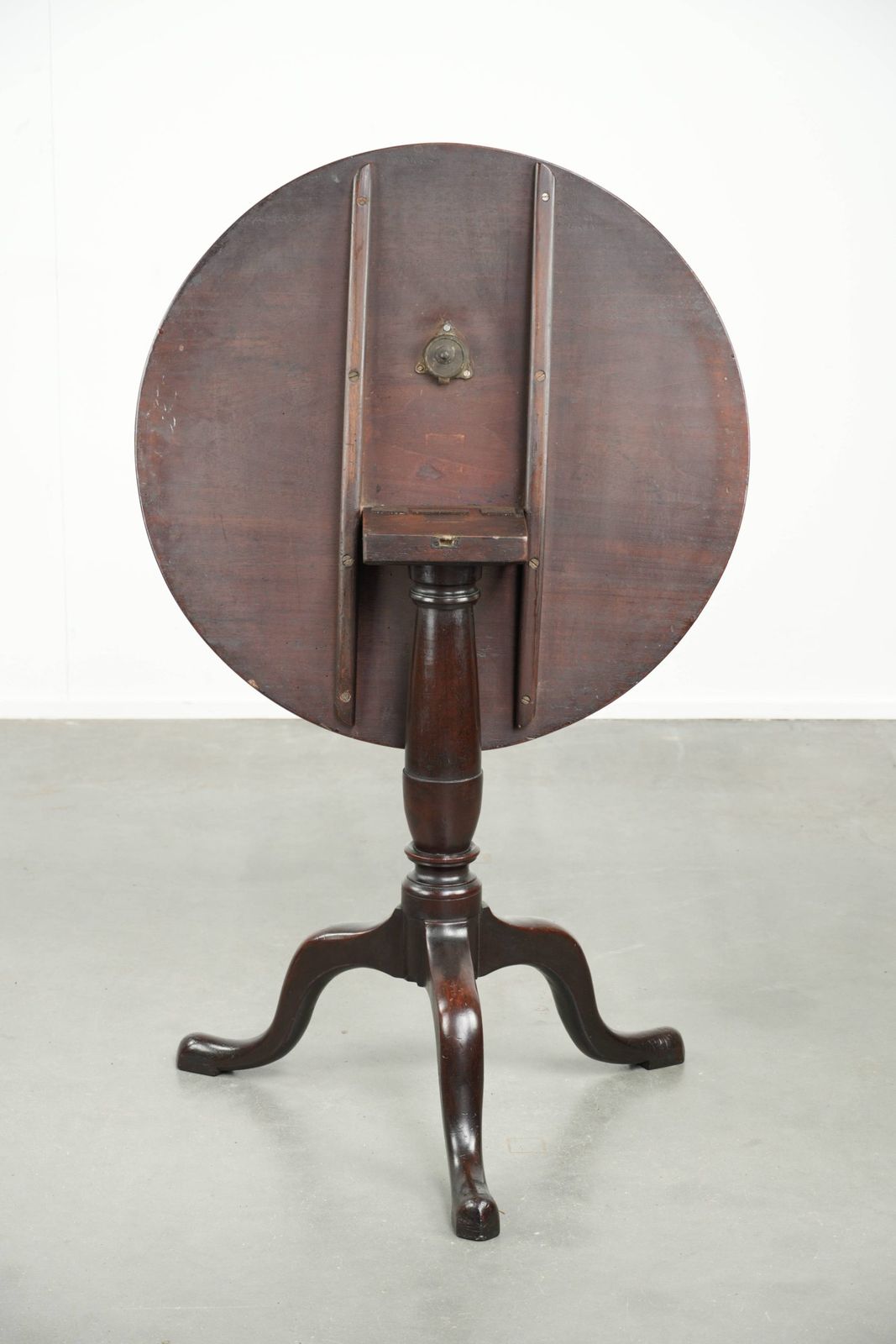 Ronde Antieke Engelse Tilt Top Tafel, Bijzettafel uit het begin van de 19e eeuw met een prachtige patina. photo vinterior