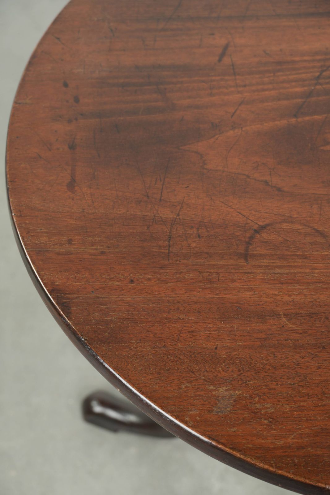photo furniture Round Antique English Tilt Top Table/Side Table From The Early 19th Century With A Beautiful Patina.