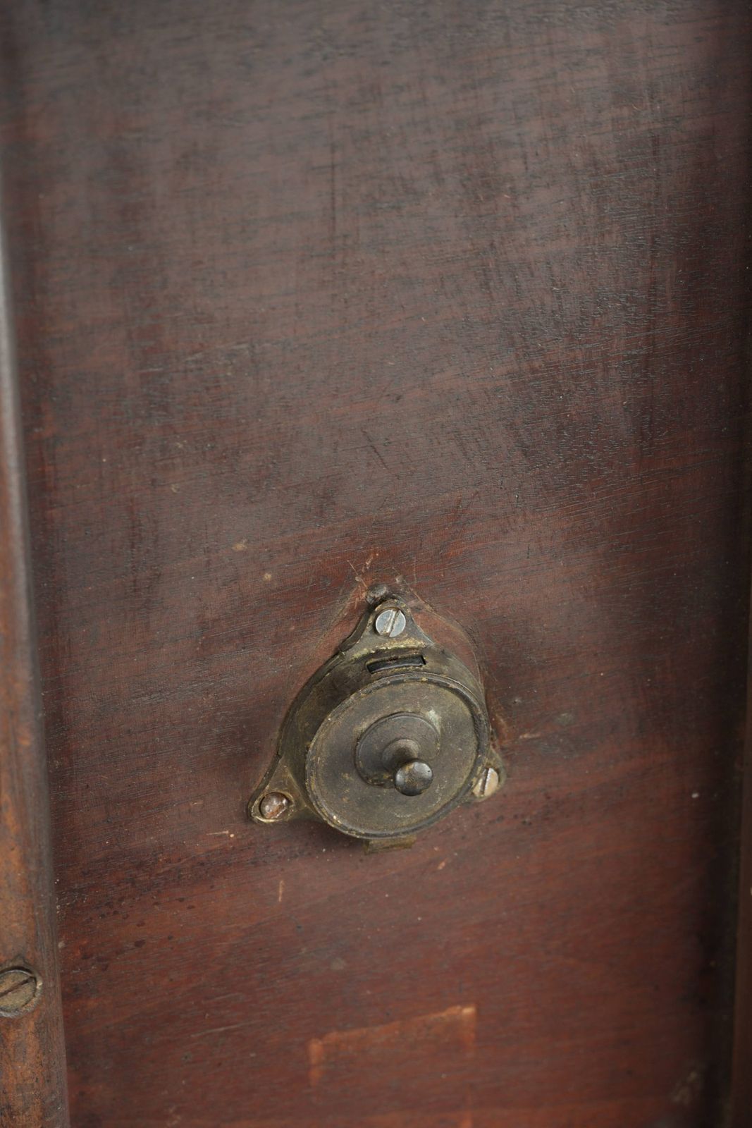 689.99 Ronde Antieke Engelse Tilt Top Tafel, Bijzettafel uit het begin van de 19e eeuw met een prachtige patina. photo