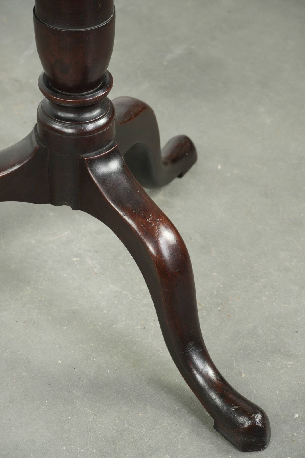 photo buy Ronde Antieke Engelse Tilt Top Tafel, Bijzettafel uit het begin van de 19e eeuw met een prachtige patina.