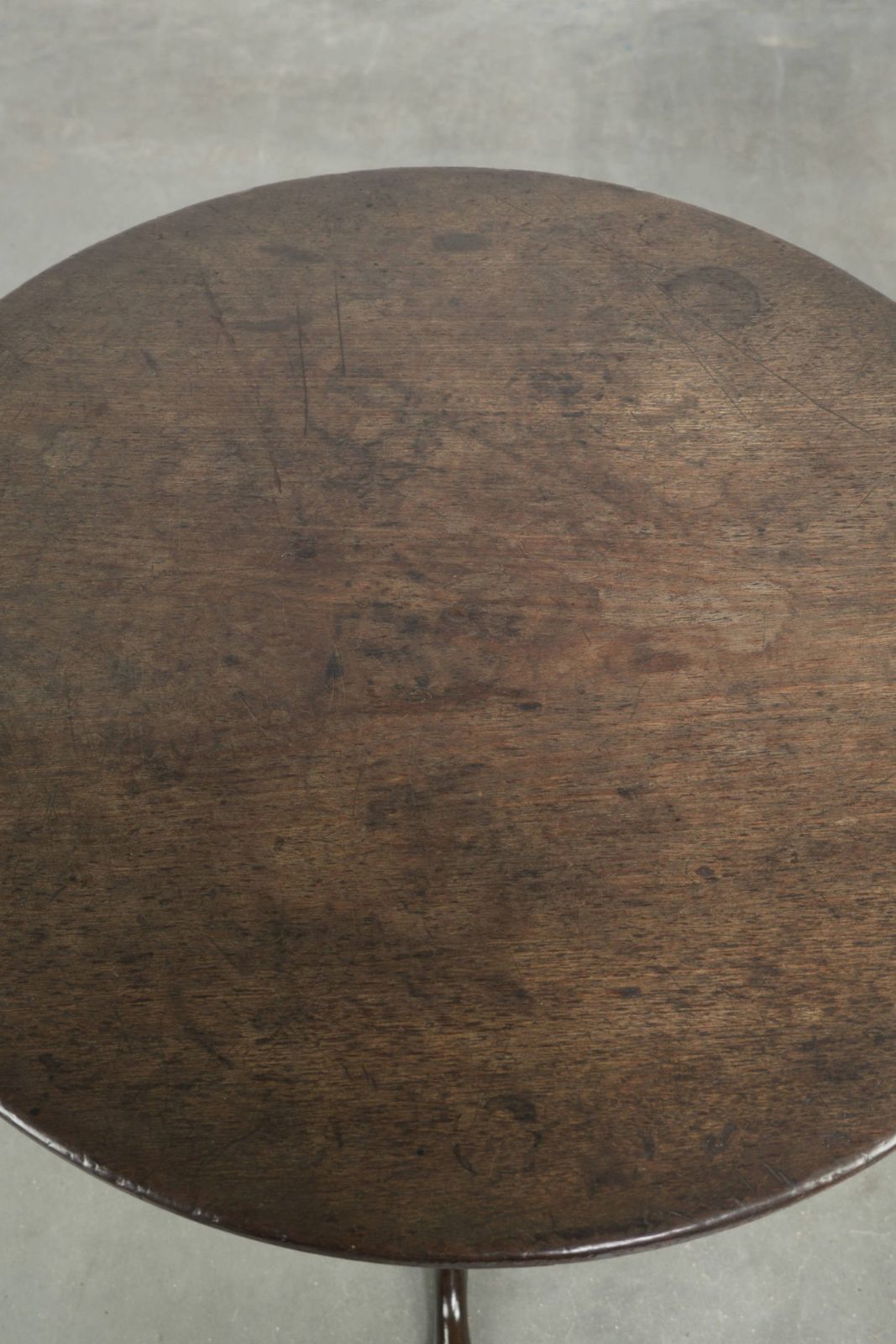 Elegant And Practical Round Antique English Tilt Top Table From The 18th Century With A Luxurious Color photo buy