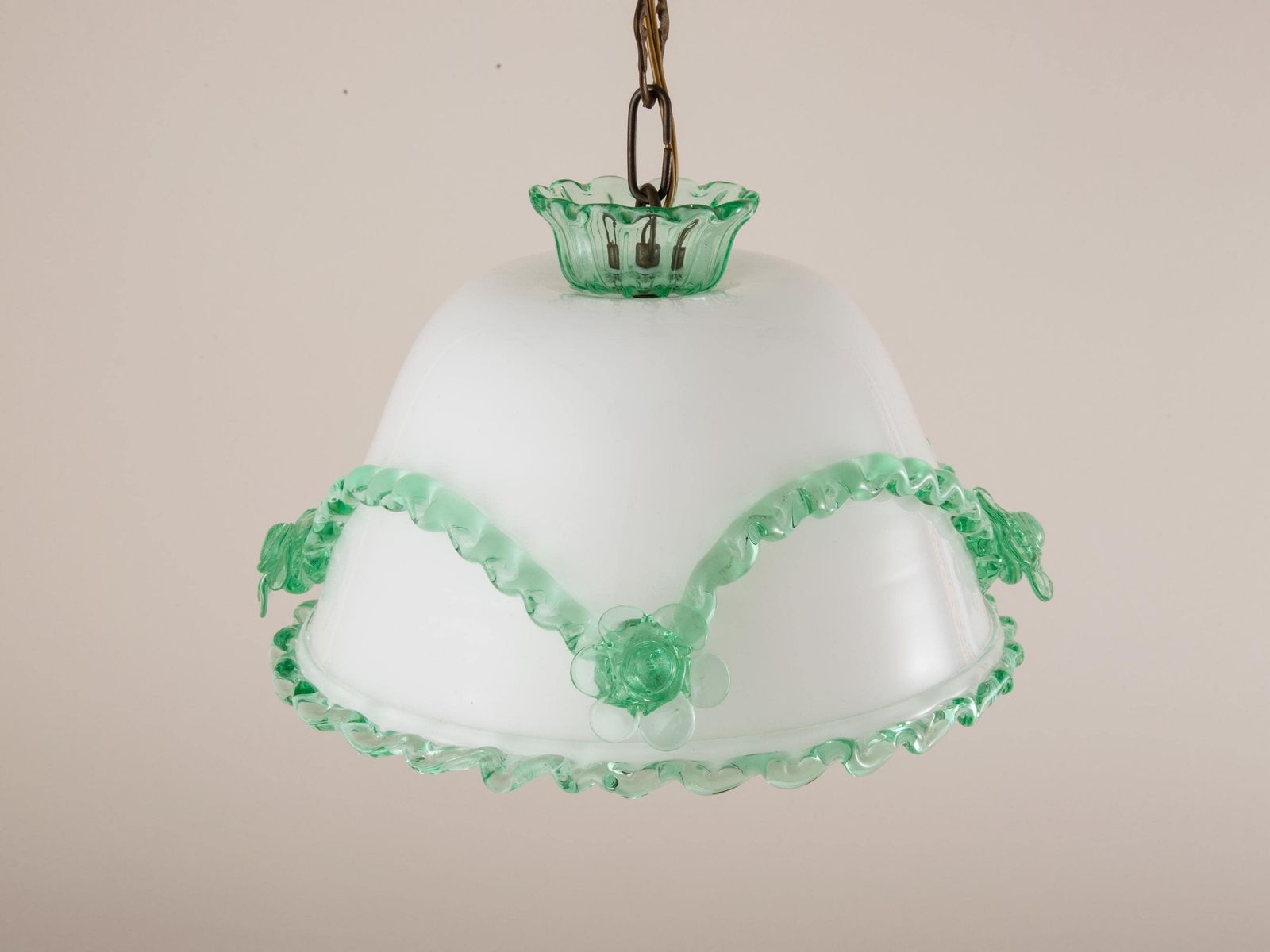 Antiek Murano glazen hanglamp arsenic groen | Vintage mid-century plafondlamp opaline wit smaragd jade jaren 1940 Hollywood Regency Italië photo vintage