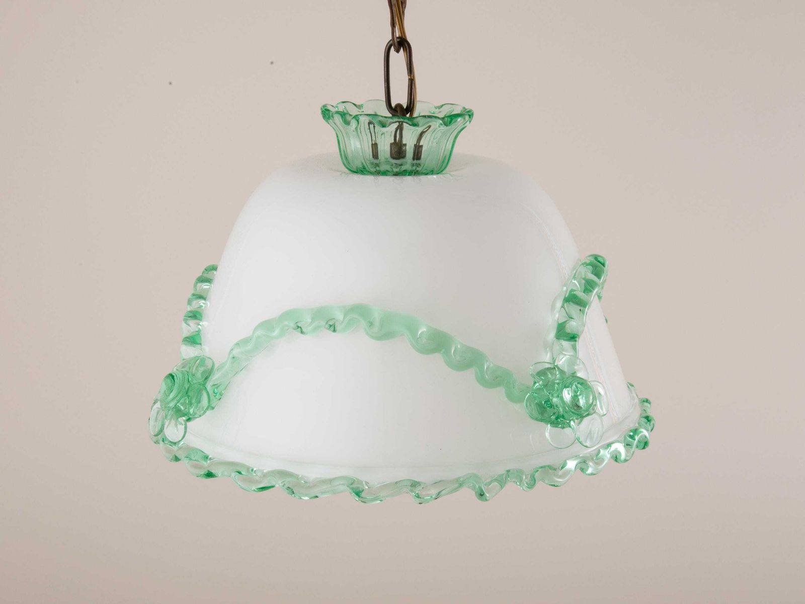 photo for sale Antiek Murano glazen hanglamp arsenic groen | Vintage mid-century plafondlamp opaline wit smaragd jade jaren 1940 Hollywood Regency Italië