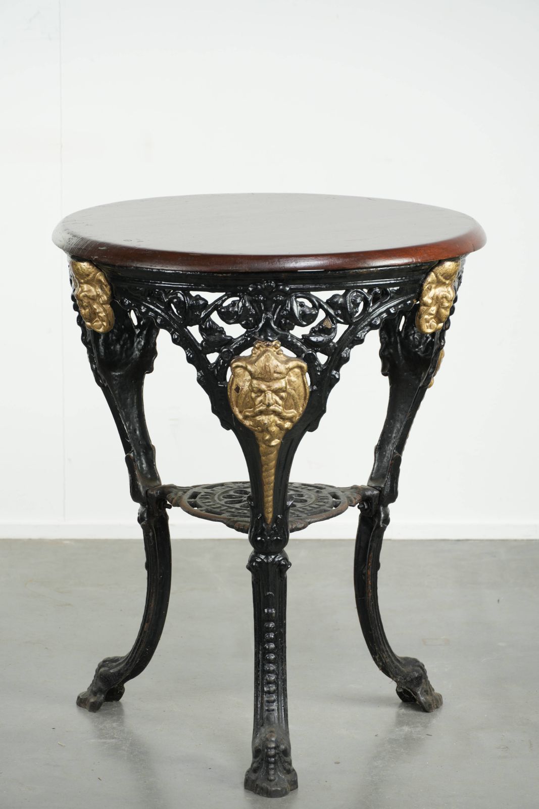 Antiek Engelse bistro/bijzettafel met gietijzeren onderstel, begin 20e eeuw, massief houten tafelblad. photo furniture
