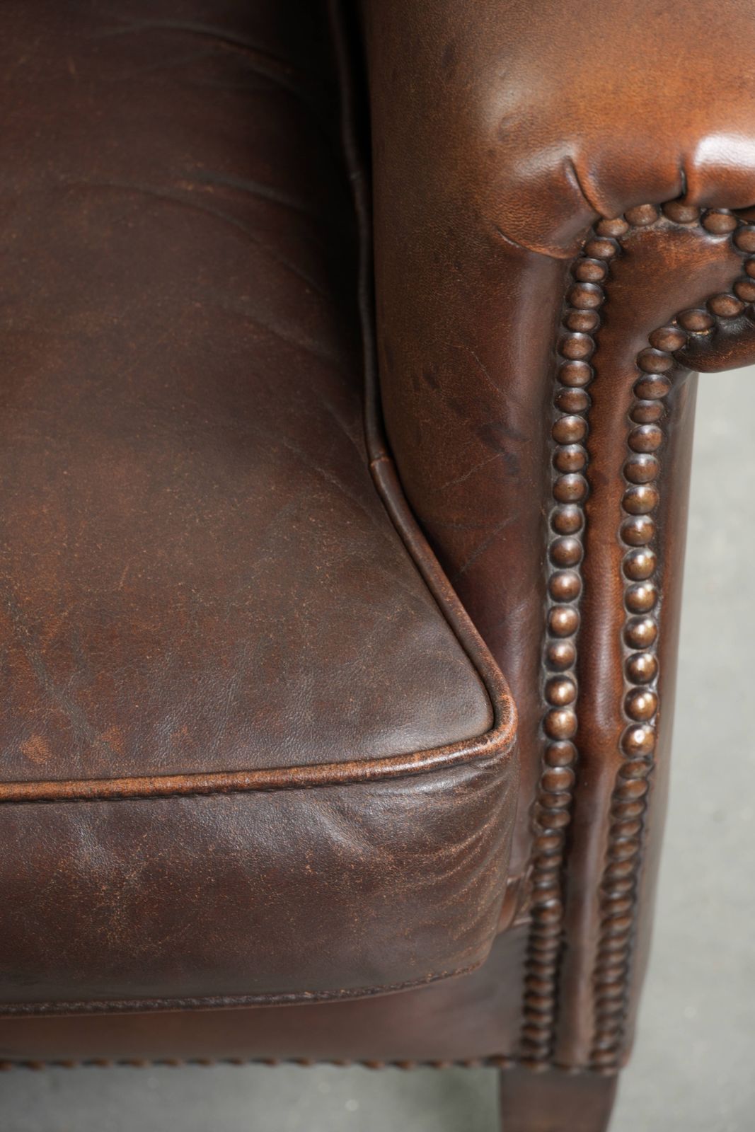 photo for sale Fraaie, Subtiele Schapenleren Oorfauteuil Met Een Diepe Cognackleur En Een Comfortabele Zitting.