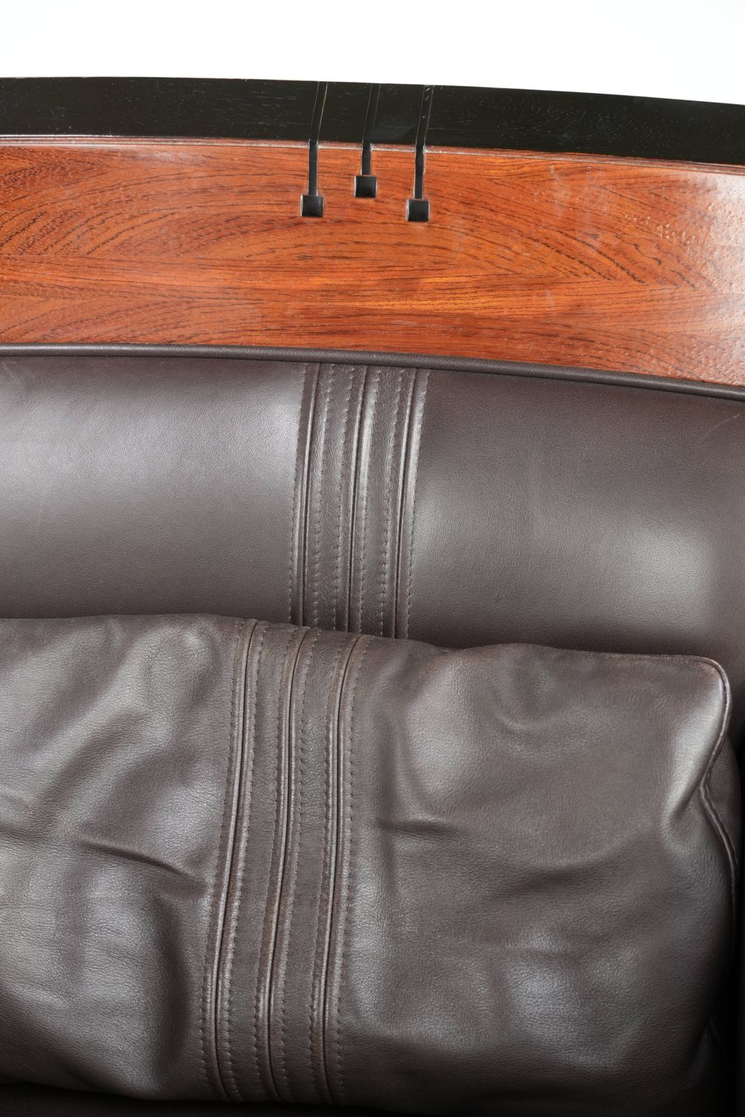 photo furniture Schuitema Art Deco Design Fauteuil Uit De Decoforma Serie Met Luxueuze Donkerbruine Rundleren Bekleding