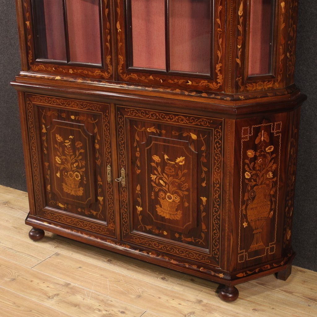 photo furniture Elegante ingelegde vitrinekast, 20e eeuw