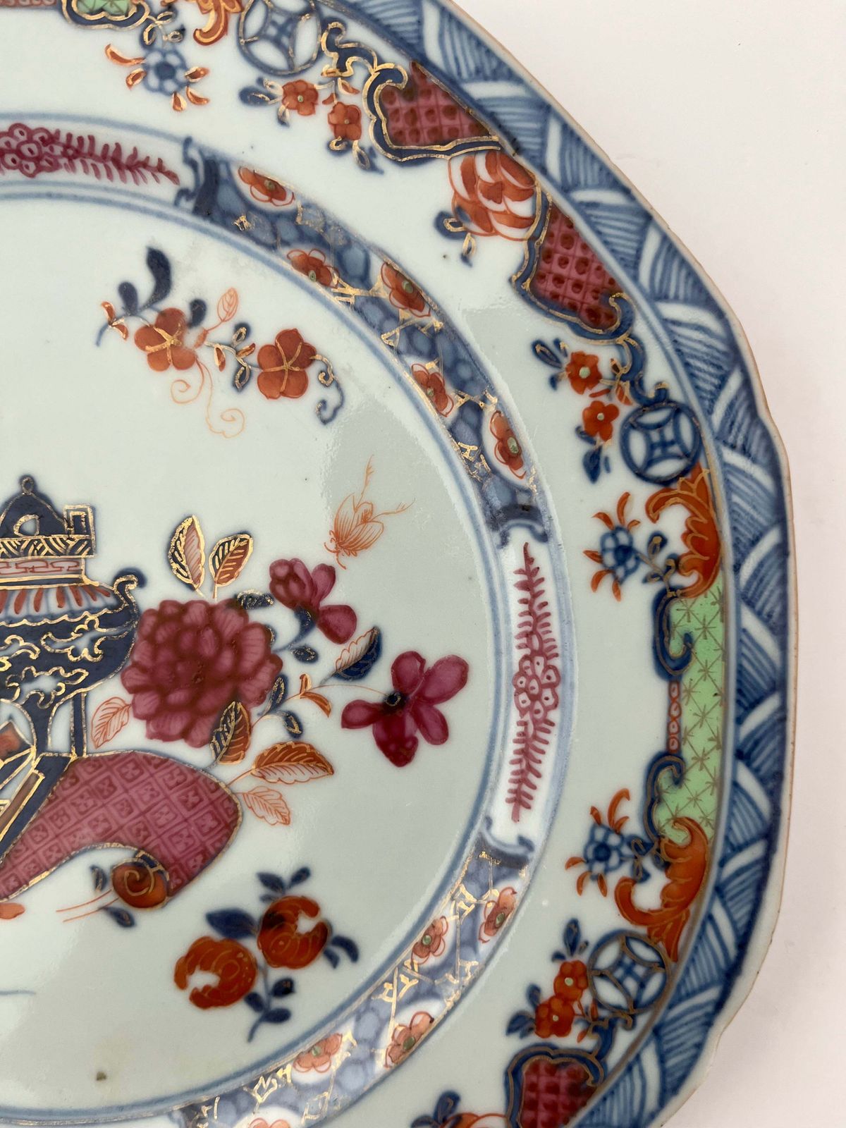 Handgeschilderd octagonaal Chinees porseleinen bord, Qing-dynastie, ca. 1730s photo buy