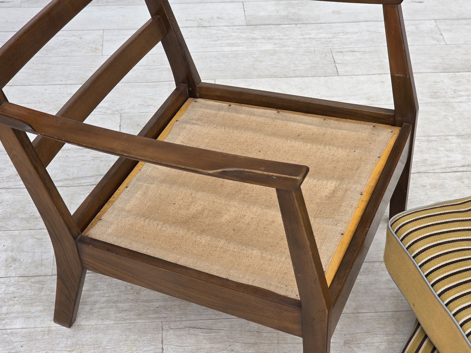 photo furniture Jaren 1960, Deense fauteuil, meubelwol, beukenhout.