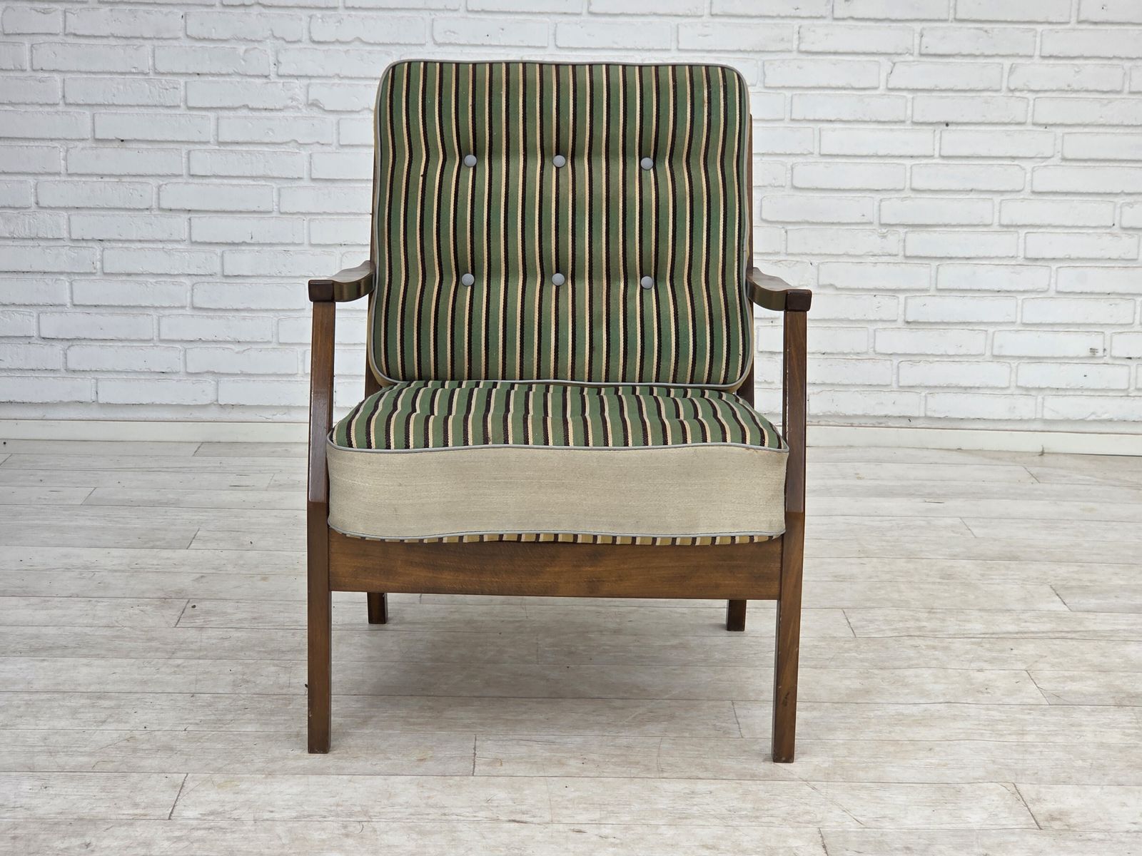 photo for sale Jaren 1960, Deense fauteuil, meubelwol, beukenhout.
