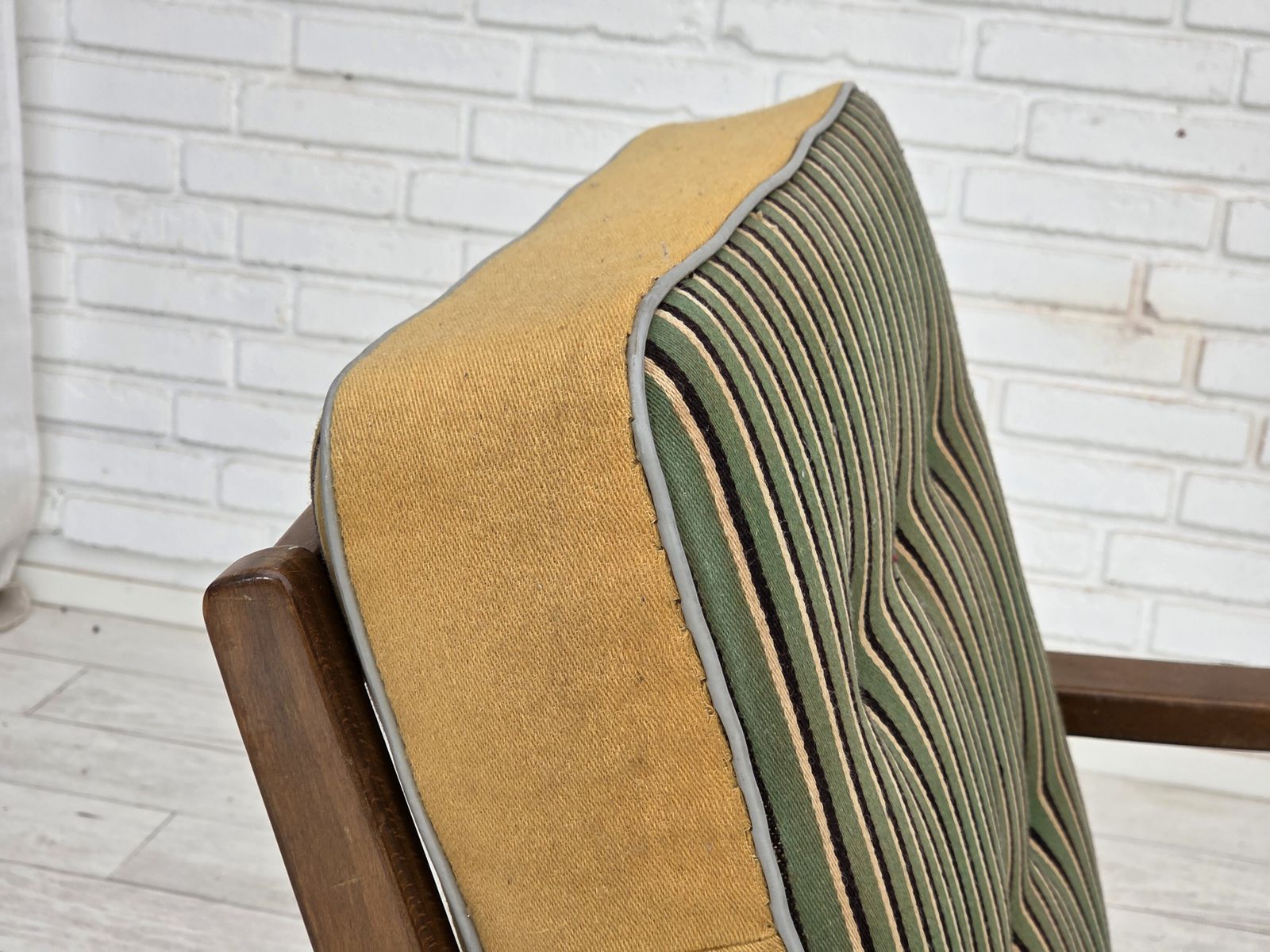 870.0 Jaren 1960, Deense fauteuil, meubelwol, beukenhout. photo