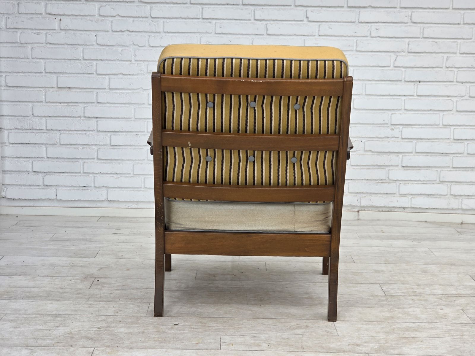 photo buy Jaren 1960, Deense fauteuil, meubelwol, beukenhout.