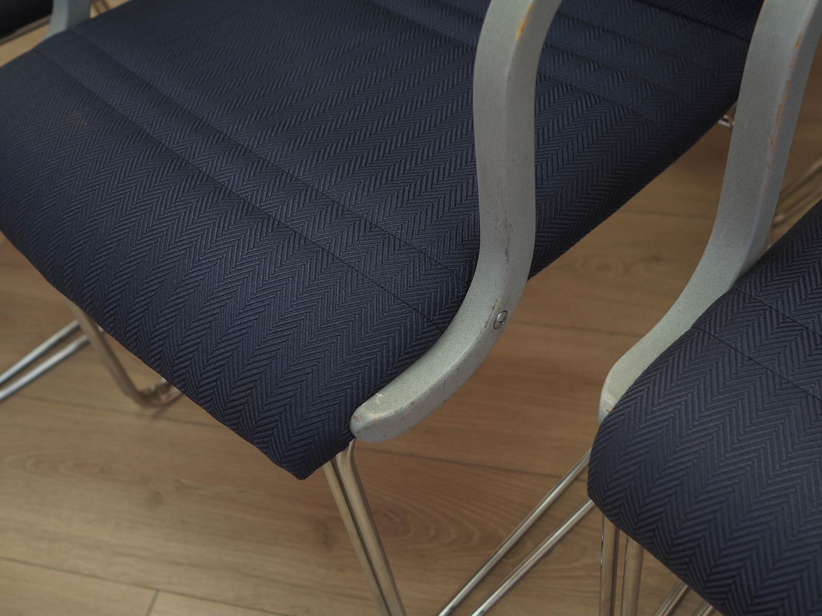 Mobilier Ensemble de six chaises à accoudoirs, revêtement bleu, design moderne italien, années 1990 photo