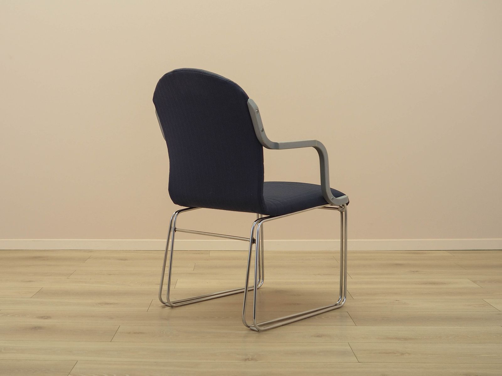 Italiaanse Conferentiestoel Uit De Jaren 1990 Met Blauwe Bekleding Op Sledeframe photo vintage