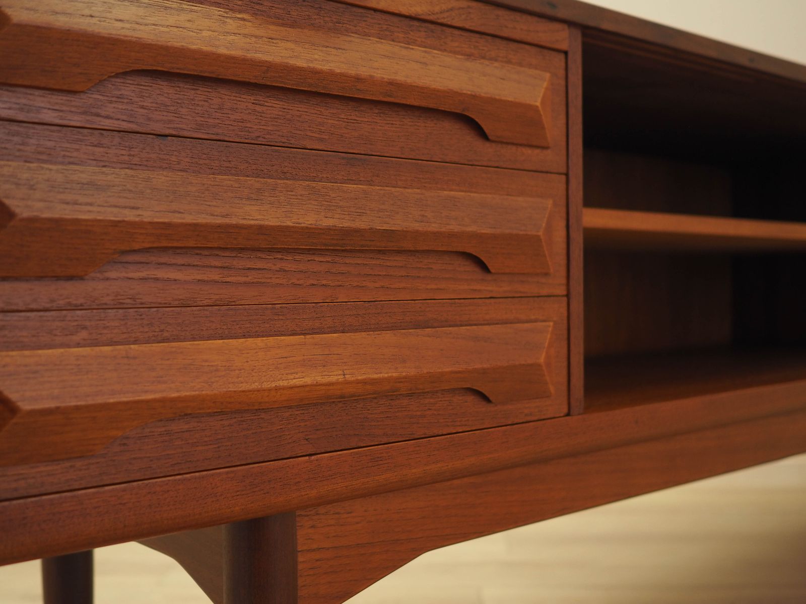 photo furniture Deens teakhouten dressoir met uitschuifbare bladen en lades, jaren 1970