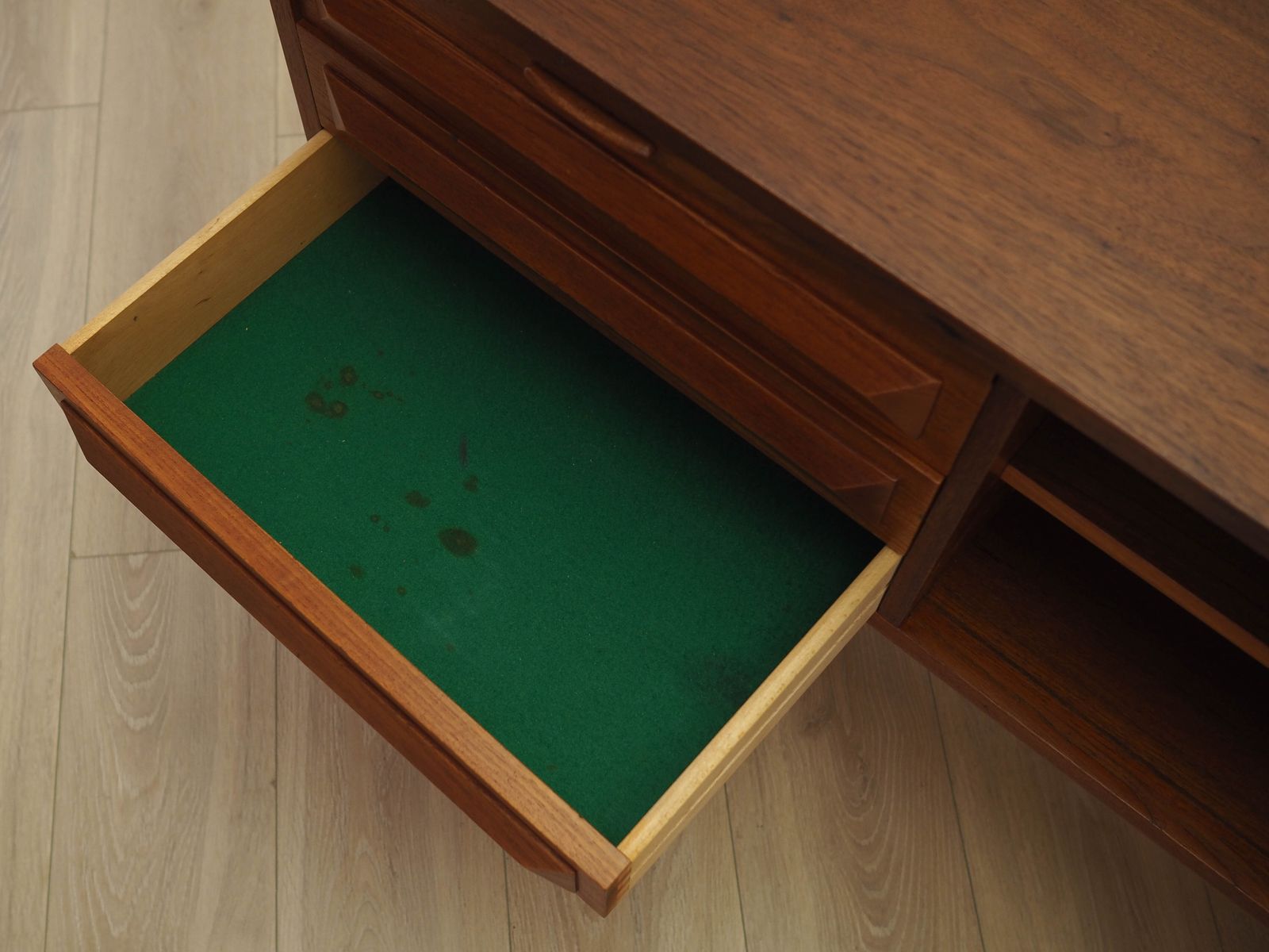 photo vintage Deens teakhouten dressoir met uitschuifbare bladen en lades, jaren 1970