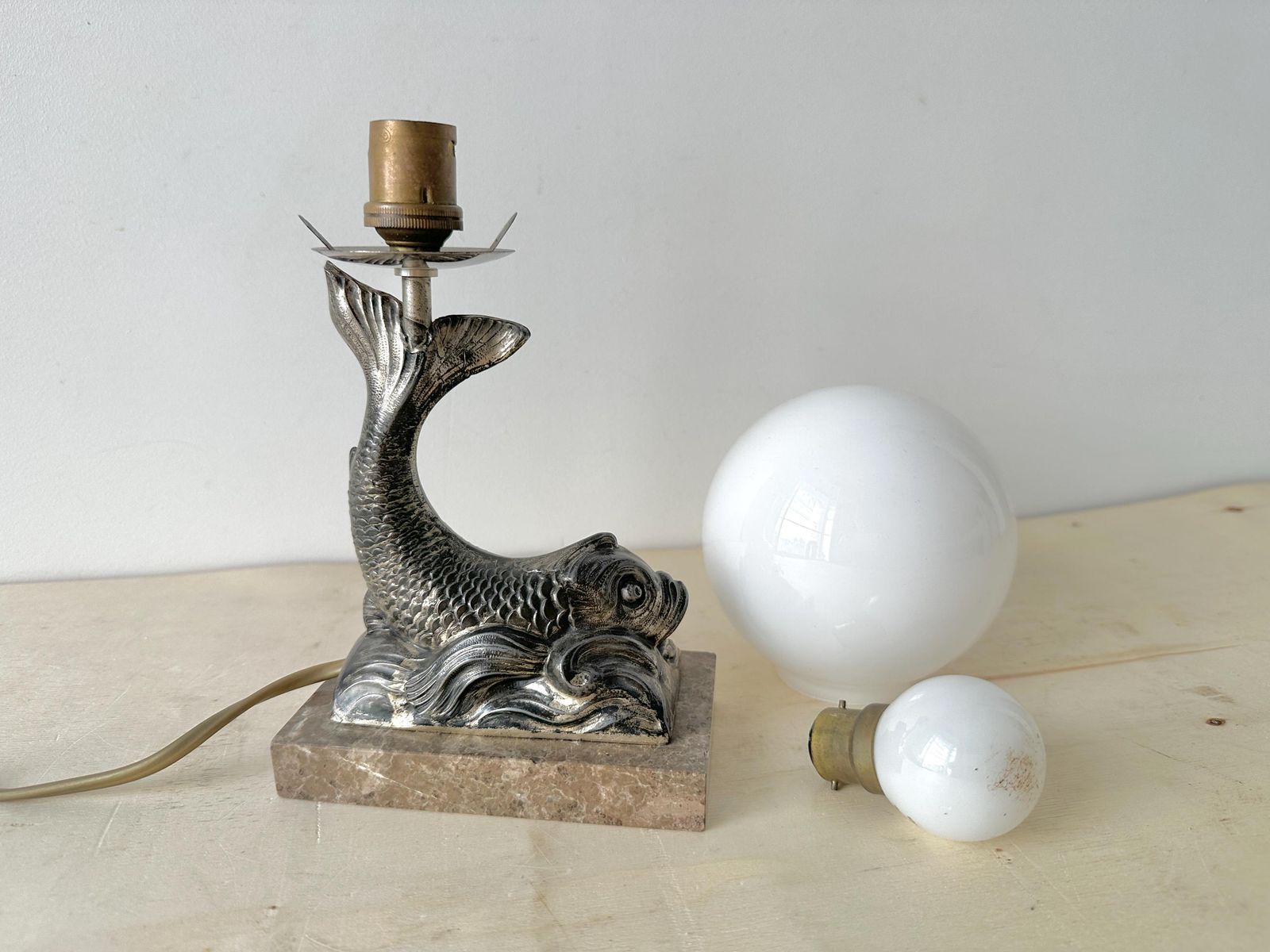 Franse dolfijntafellamp in marmer en spelter uit de jaren 1930, antieke vis art deco verlichting bol photo vinterior