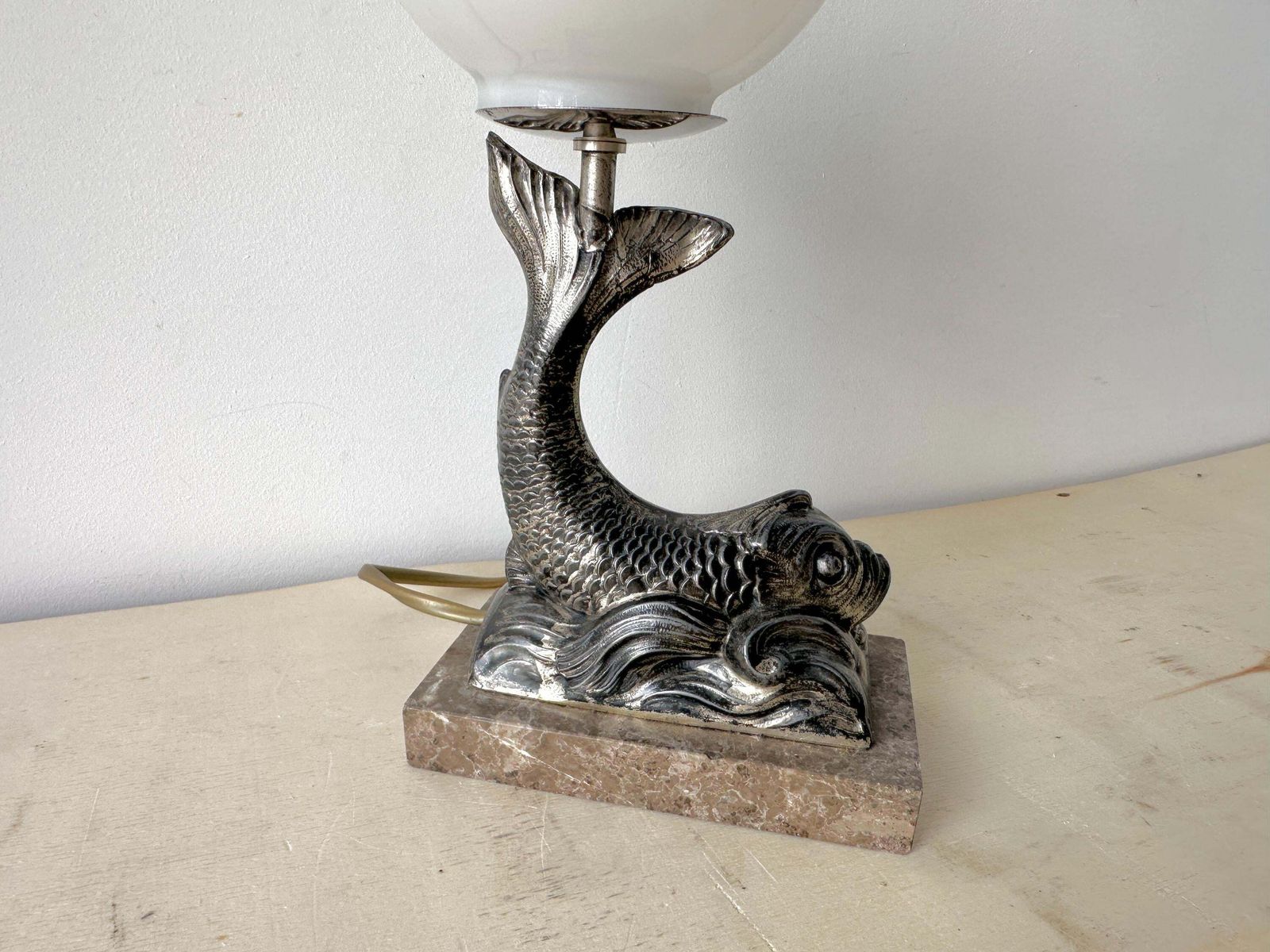 Franse dolfijntafellamp in marmer en spelter uit de jaren 1930, antieke vis art deco verlichting bol photo buy