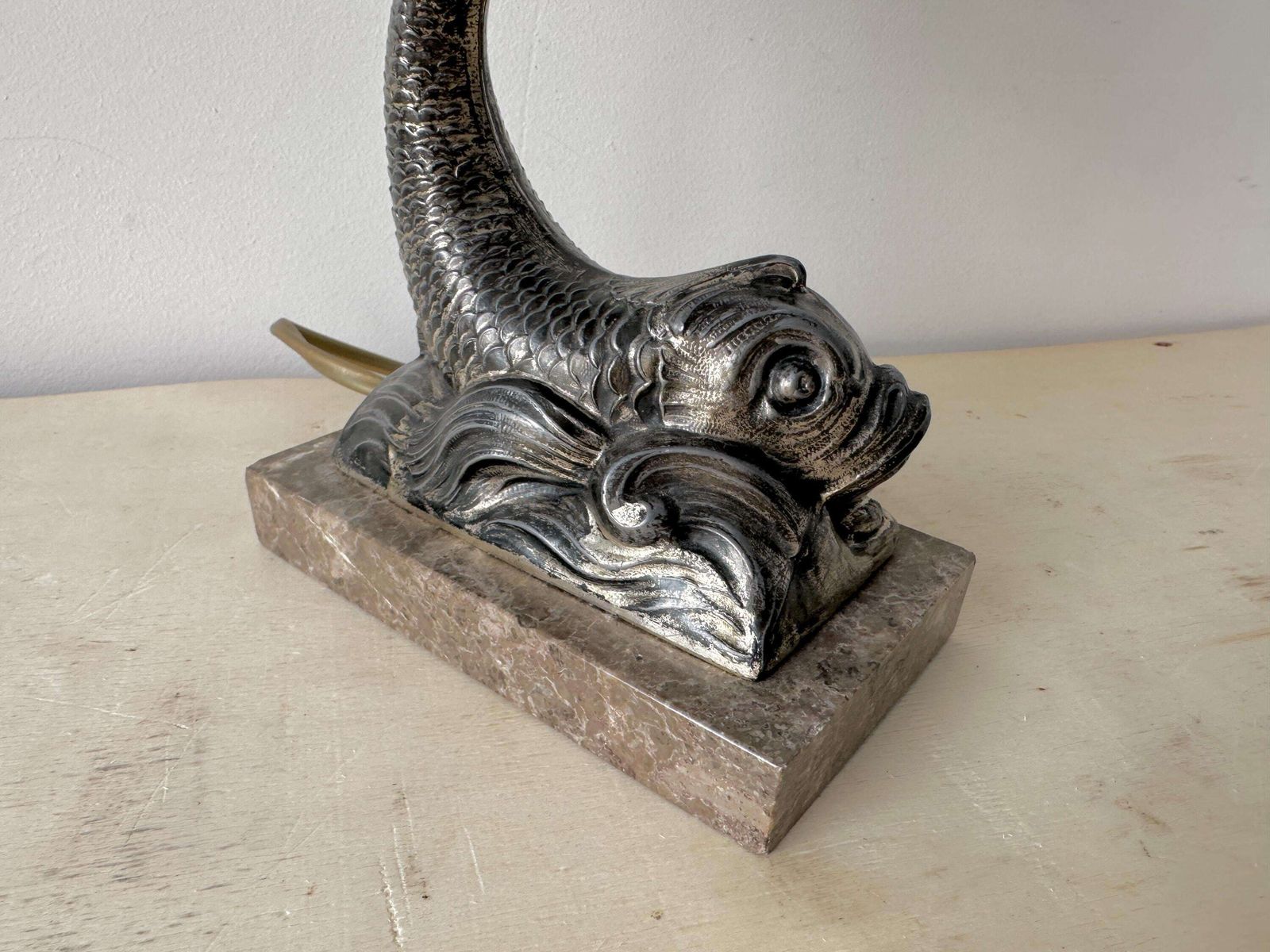 Franse dolfijntafellamp in marmer en spelter uit de jaren 1930, antieke vis art deco verlichting bol photo vintage