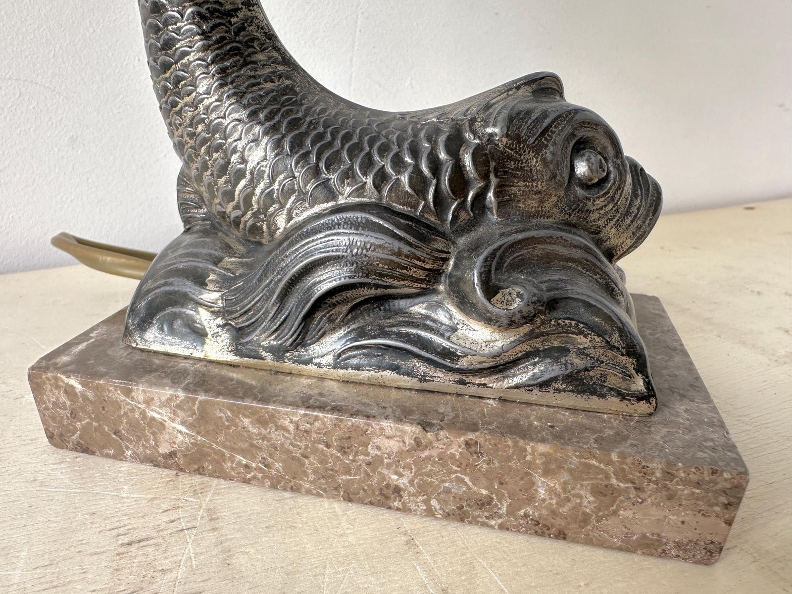photo furniture Franse dolfijntafellamp in marmer en spelter uit de jaren 1930, antieke vis art deco verlichting bol