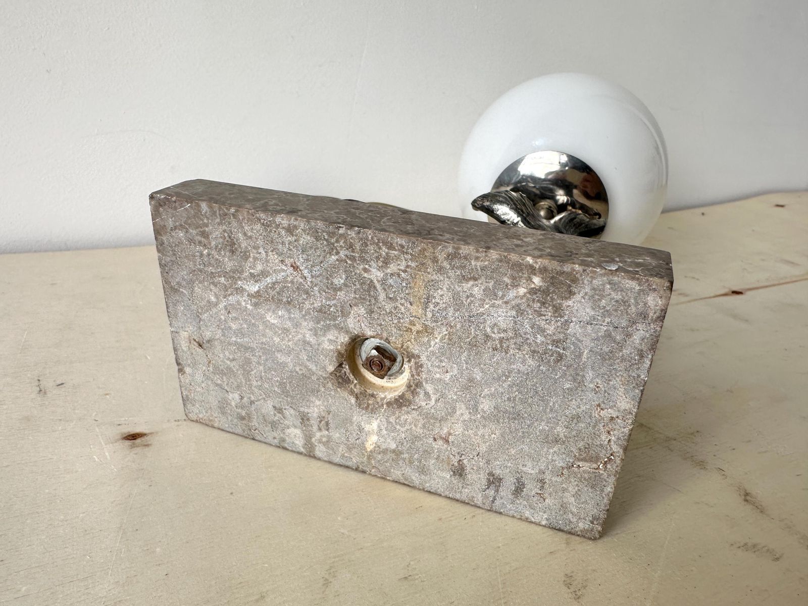 photo vinterior Franse dolfijntafellamp in marmer en spelter uit de jaren 1930, antieke vis art deco verlichting bol