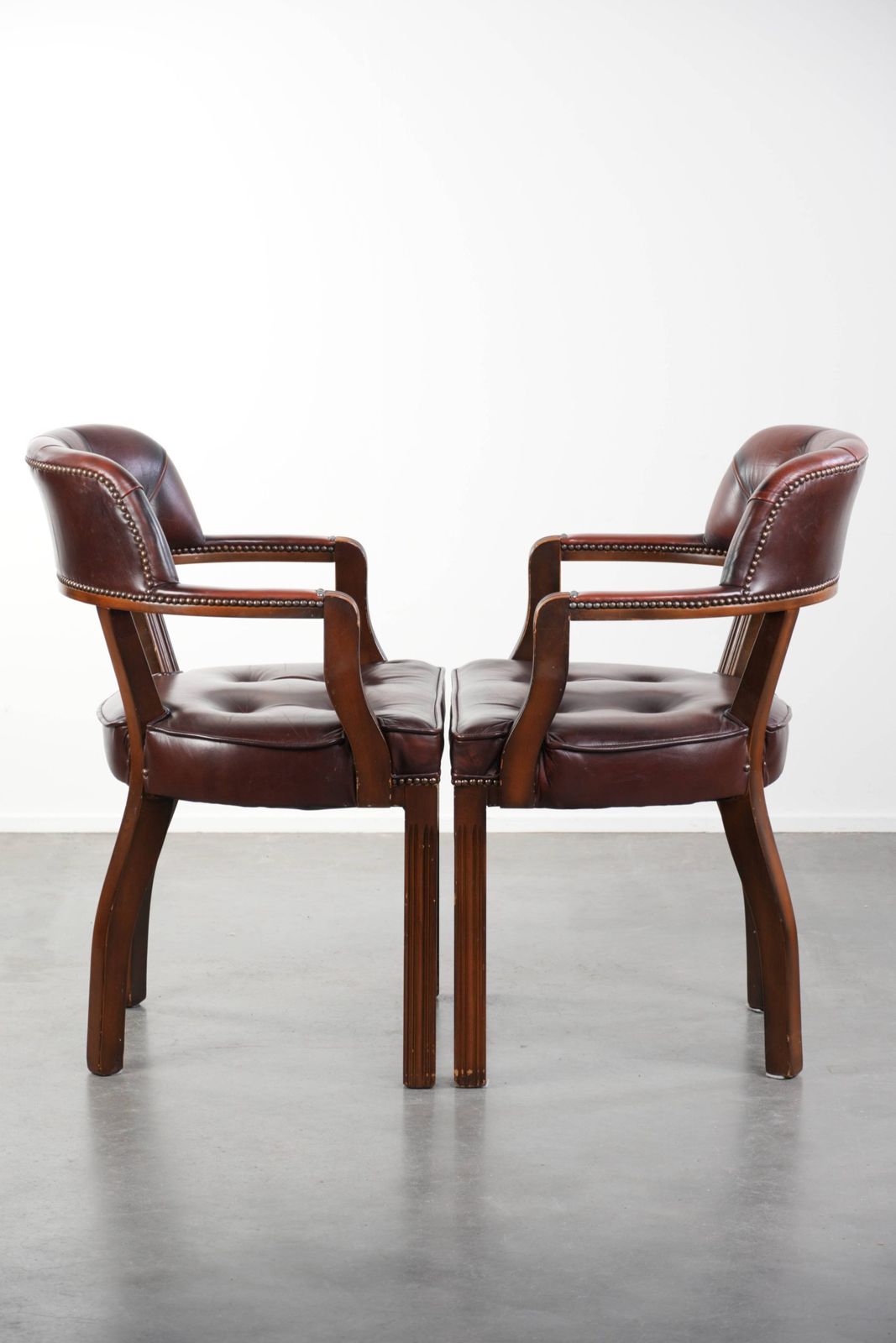 Donkerbruin set van twee koehiden Chesterfield eetkamer-, zij- en bureaustoelen in Engelse stijl photo furniture
