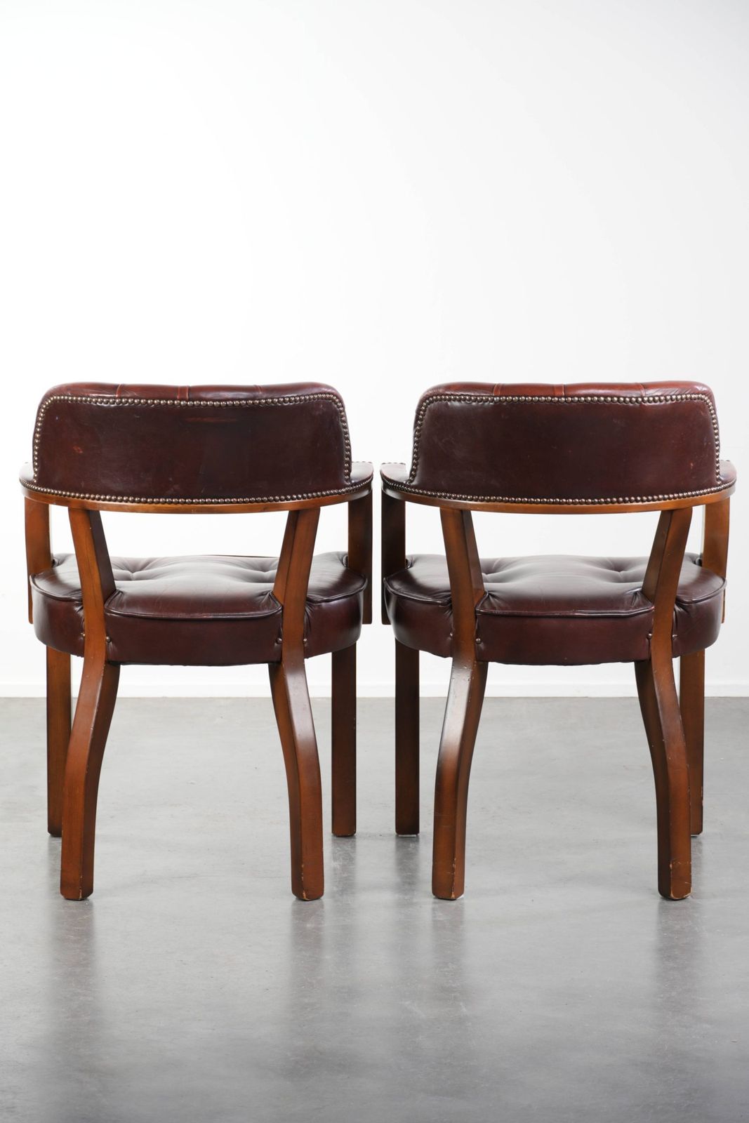 Donkerbruin set van twee koehiden Chesterfield eetkamer-, zij- en bureaustoelen in Engelse stijl photo for sale