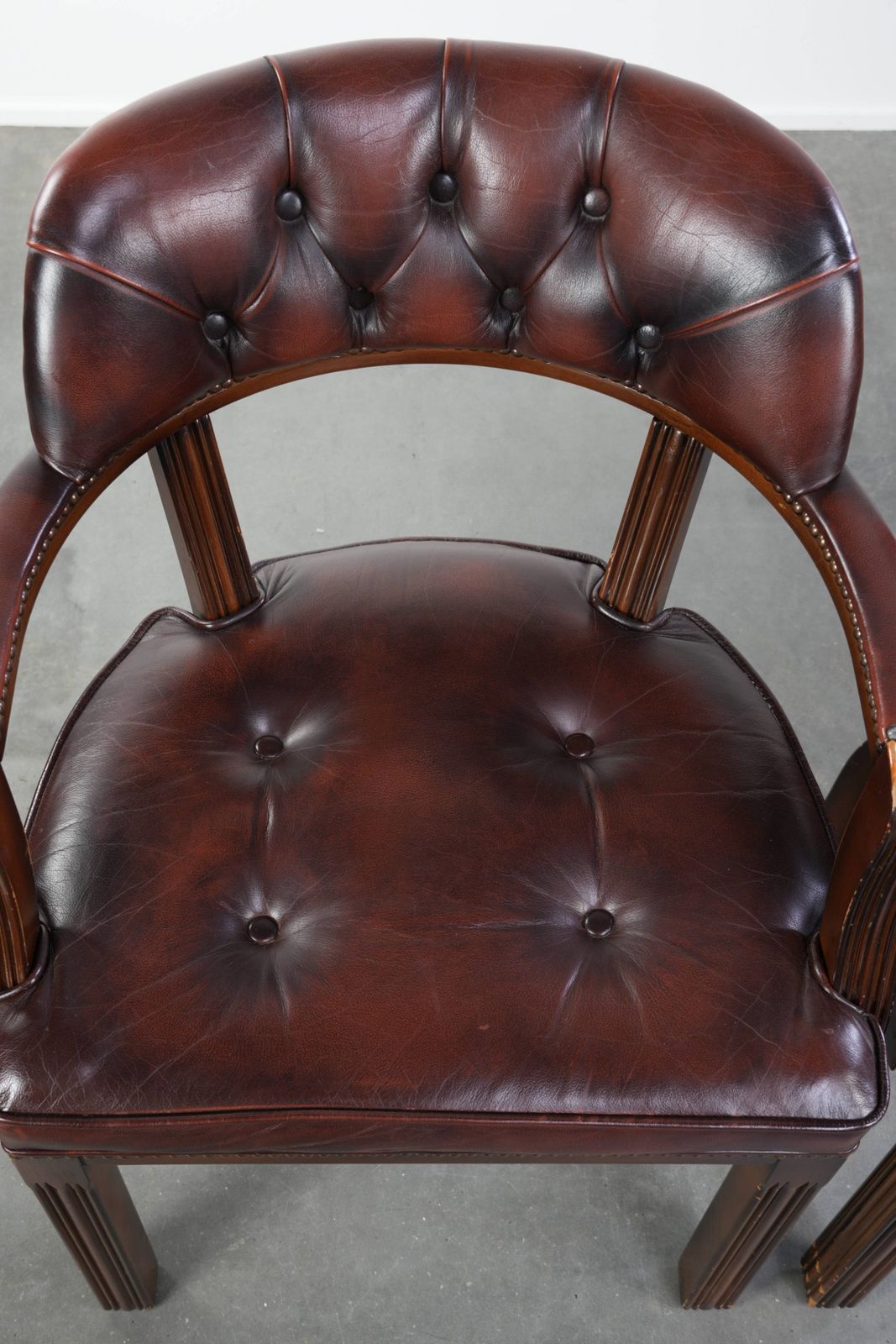 Donkerbruin set van twee koehiden Chesterfield eetkamer-, zij- en bureaustoelen in Engelse stijl photo 880.0