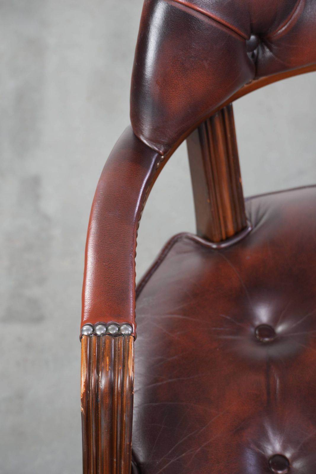 Donkerbruin set van twee koehiden Chesterfield eetkamer-, zij- en bureaustoelen in Engelse stijl photo buy