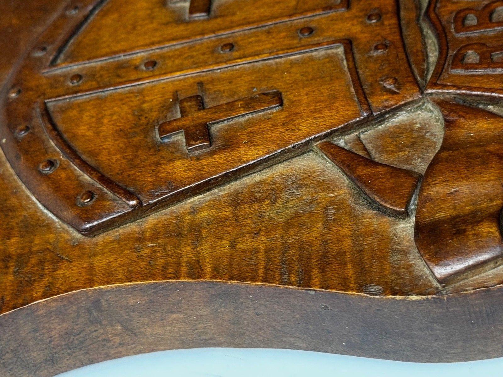 photo vinterior Arts & Crafts Revival Heraldisch Gesneden Wapenschild Rivington & Blackrod Grammar School