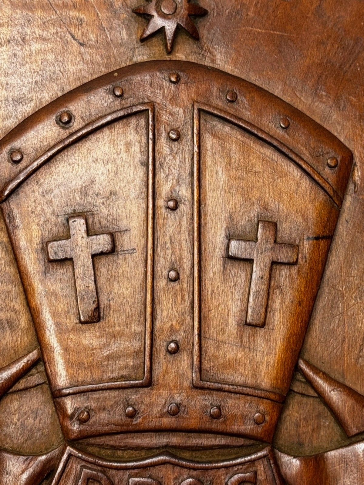 photo buy Arts & Crafts Revival Heraldisch Gesneden Wapenschild Rivington & Blackrod Grammar School