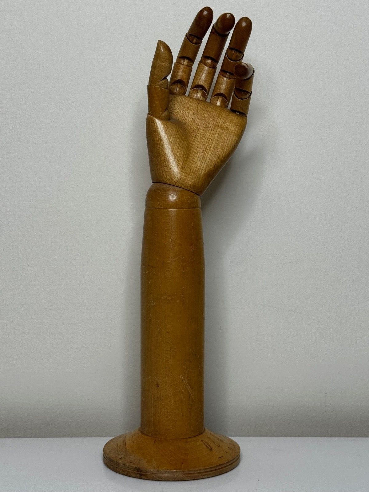 Antieke winkelstandaard, gelede handmodel voor Dents of Worcester handschoenen, ca. 1920 photo furniture