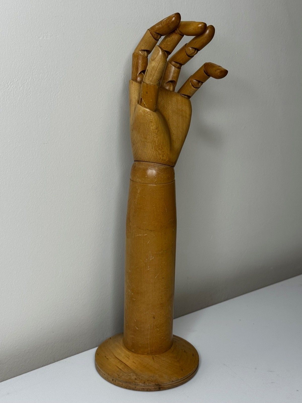 Antieke winkelstandaard, gelede handmodel voor Dents of Worcester handschoenen, ca. 1920 photo 1850.0
