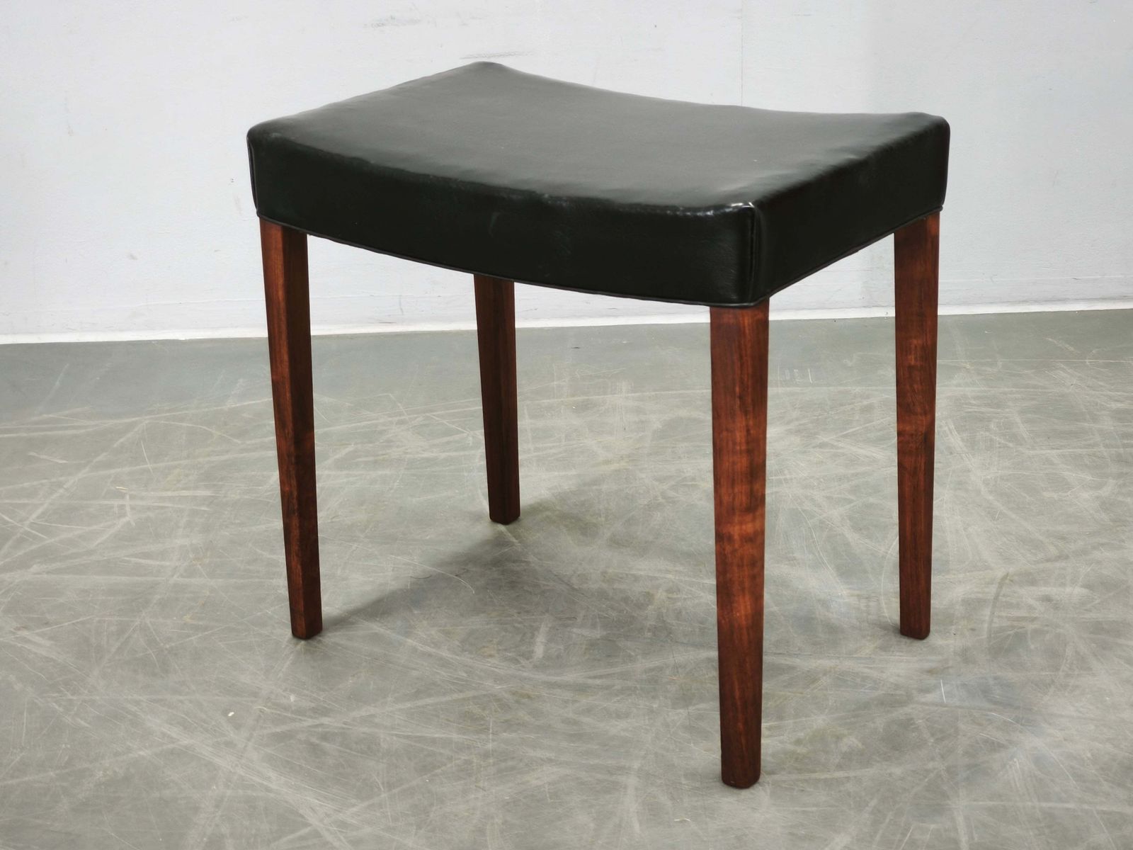 Jaren 1960 Danish Modern, Mid-Century Modern, kruk van hout en zwart leer photo furniture