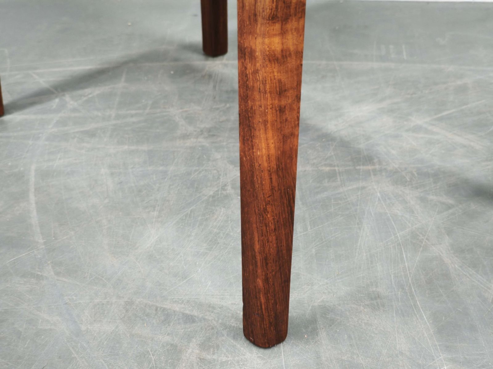 Jaren 1960 Danish Modern, Mid-Century Modern, kruk van hout en zwart leer photo buy