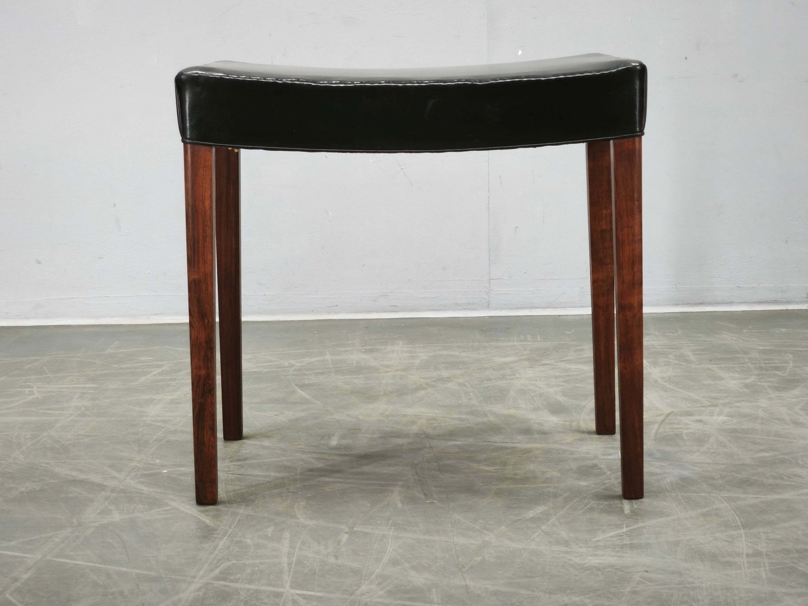 Jaren 1960 Danish Modern, Mid-Century Modern, kruk van hout en zwart leer photo vintage