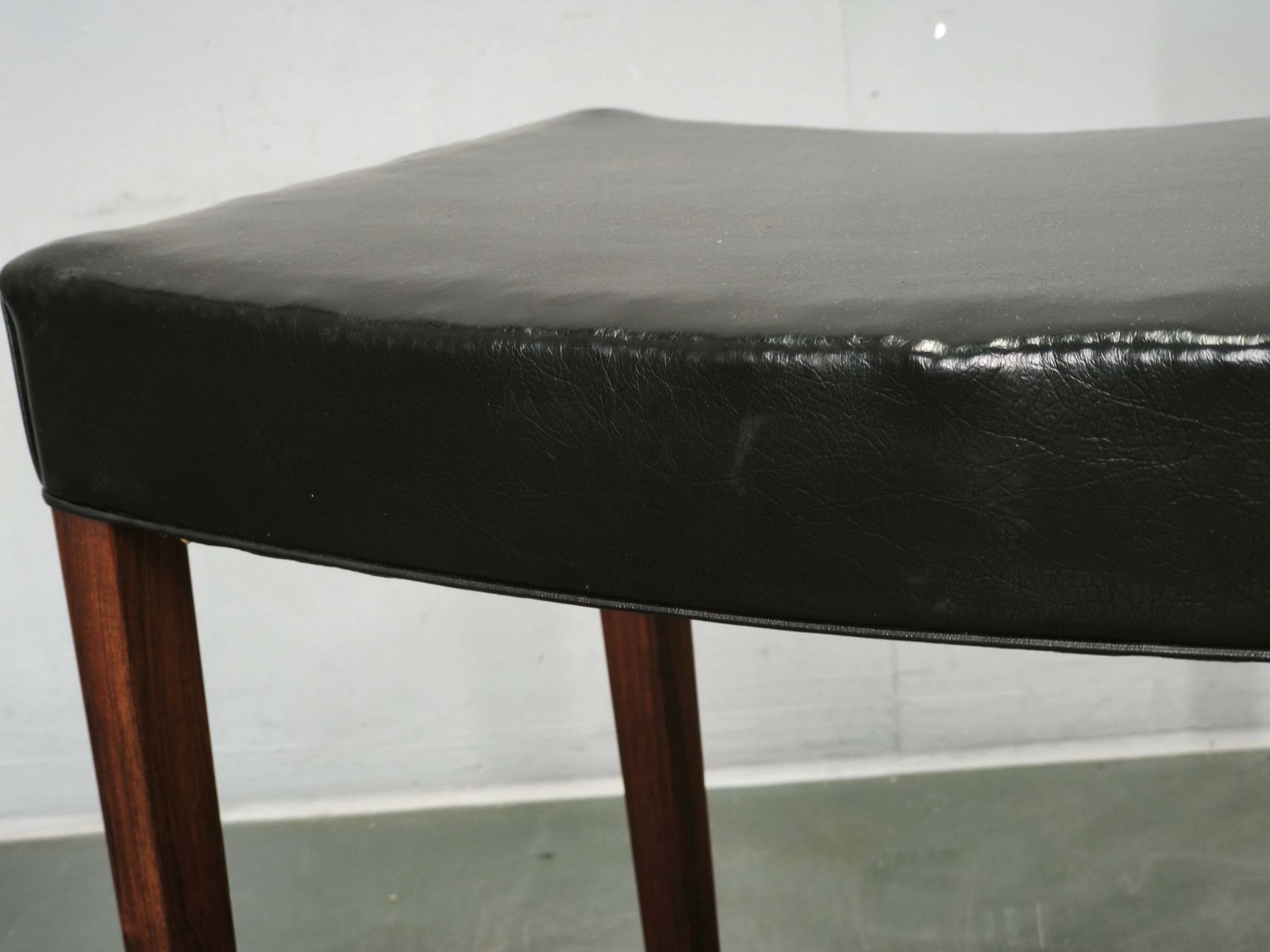 photo furniture Jaren 1960 Danish Modern, Mid-Century Modern, kruk van hout en zwart leer