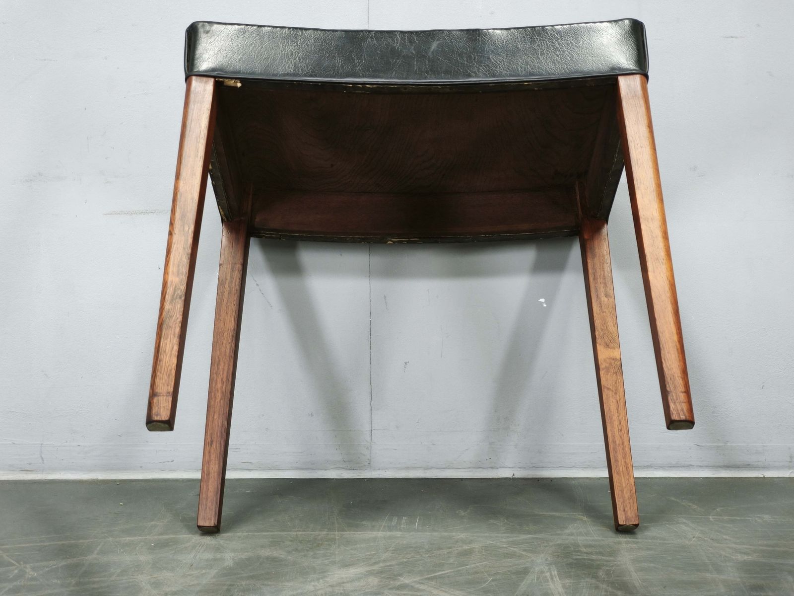 Meubels Jaren 1960 Danish Modern, Mid-Century Modern, kruk van hout en zwart leer photo