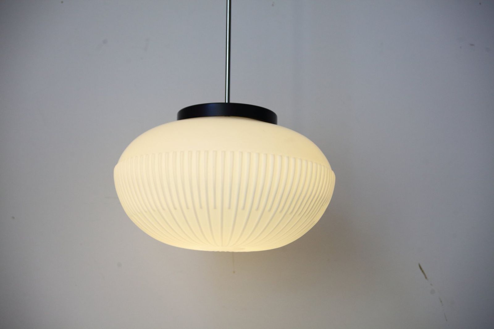 photo furniture Mid-Century Opaal en Chroom Hanglamp van Karel Volf, jaren 1970