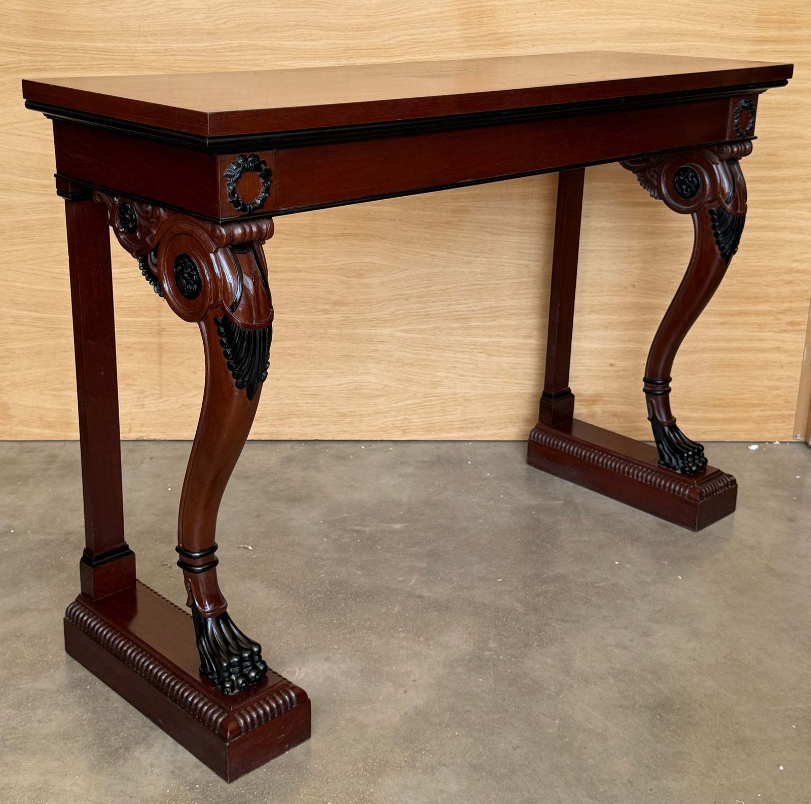 Console d'époque néoclassique en acajou, pieds en patte sculptés et détails ébonisés photo 2174.0