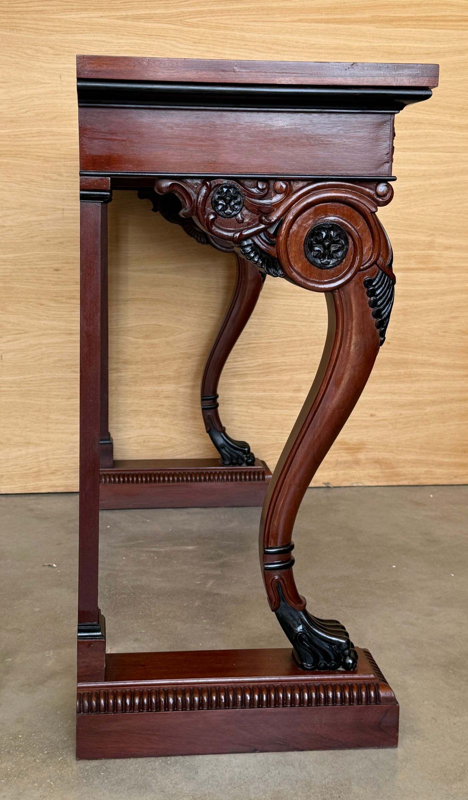 Console d'époque néoclassique en acajou, pieds en patte sculptés et détails ébonisés photo vintage
