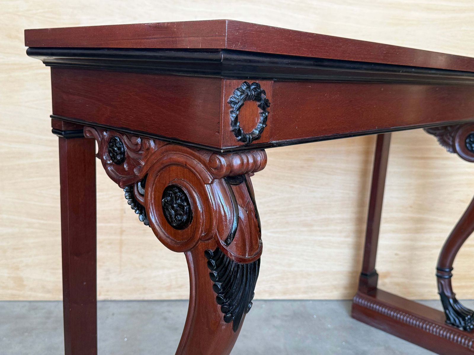 photo for sale Console d'époque néoclassique en acajou, pieds en patte sculptés et détails ébonisés